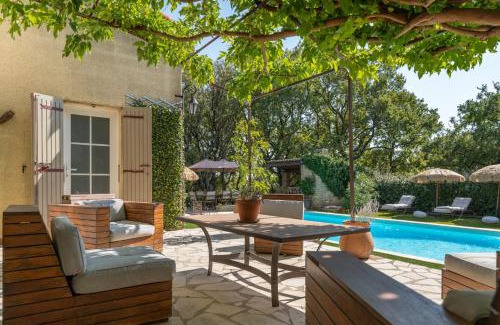 Vernegues House | Provencal bastide with heated pool near Alpilles and Luberon