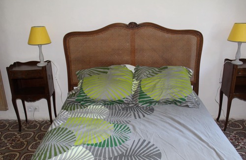 Villeneuve House | Provencal country house in the middle of apple fields