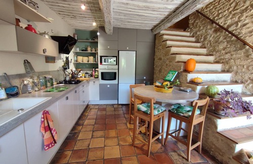 Caderousse House | Provencal house with beautiful exterior and parking