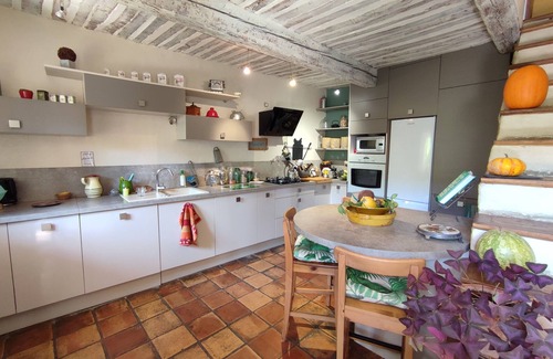 Caderousse House | Provencal house with beautiful exterior and parking