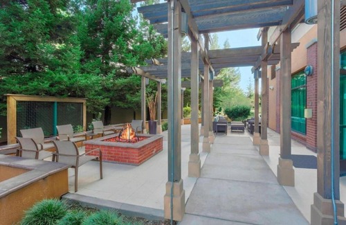 Campbell House | Pruneyard area business hotel just steps from VTA light rail