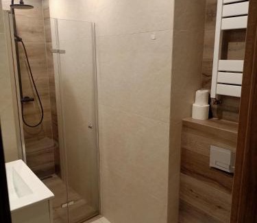 Krzyki Apartment | Przytulne studio - 2 pokoje,parking,blisko centrum-6km,tramwaj, Nflix, park, spokój,