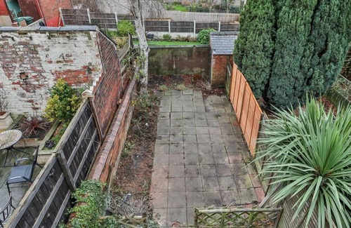 Rotherham House | Psalters Lane - A newly refurbished, fully serviced house on a quiet residential street with plen...