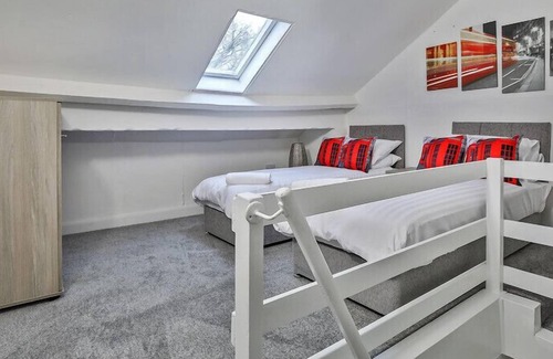 Rotherham House | Psalters Lane - A newly refurbished, fully serviced house on a quiet residential street with plen...