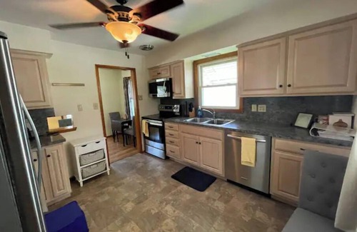 Pleasant Gap House | PSU Spacious Home. Free Parking, WiFi, Back Yard.