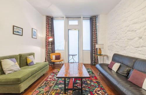 Quartier de la Folie-Mericourt Apartment | Psychedelic