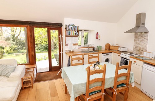 Hawkchurch Cottage | PUFFIN COTTAGE, pet friendly, character holiday cottage in Hawkchurch