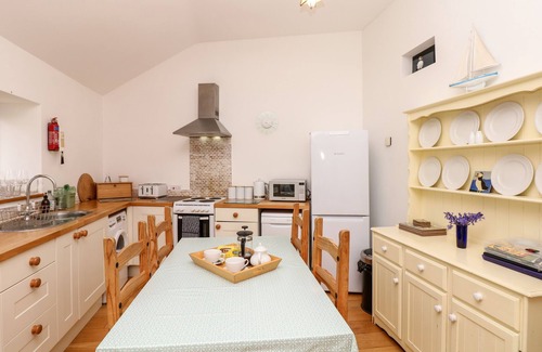 Hawkchurch Cottage | PUFFIN COTTAGE, pet friendly, character holiday cottage in Hawkchurch