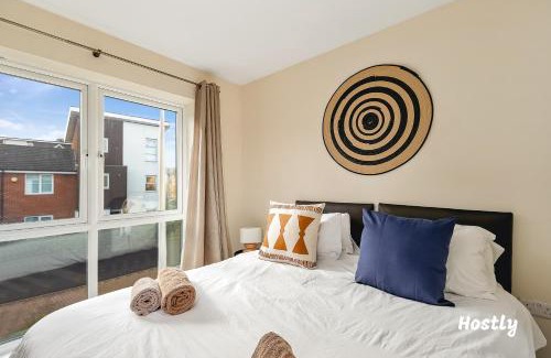 Reading Apartment | Puffin Way - Comfortable, spacious house with parking