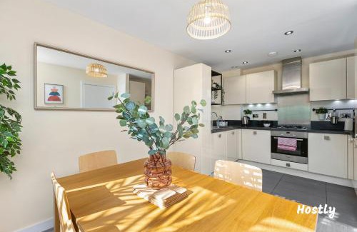 Reading Apartment | Puffin Way - Comfortable, spacious house with parking