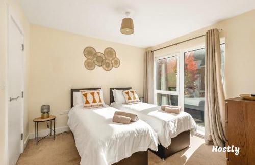 Reading Apartment | Puffin Way - Comfortable, spacious house with parking