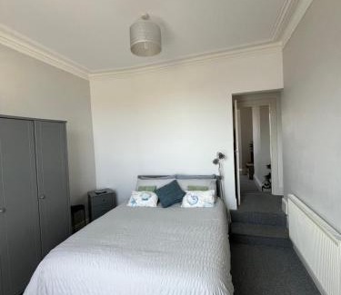 Hele Apartment | Puffins Nest, close to Tunnels Beach & Harbour with Parking