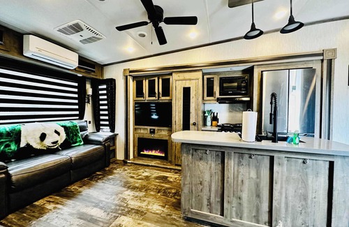 Ahwahnee Apartment | Puffy Panda RV-Hot Tub-Sleeps 2