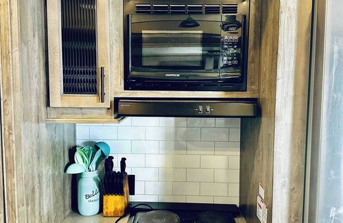 Ahwahnee Apartment | Puffy Panda RV-Hot Tub-Sleeps 2