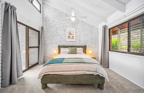 Golden Beach House | Pumicestone Beach House - 200m to the passage