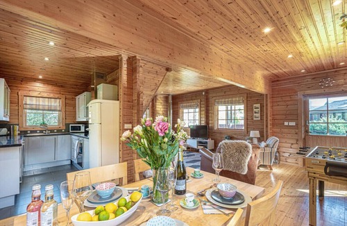 Tenby Cabin | Pumpkin Lodge · Scandi Cabin in Heart of Anglesey with Parking