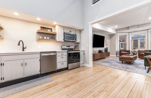 Galena Apartment | Pumpkin Spice & City Lights @ Gazette Suites On Main-Walk 2 Dining & Shopping