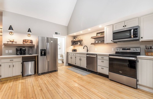 Galena Apartment | Pumpkin Spice & City Lights @ Gazette Suites On Main-Walk 2 Dining & Shopping