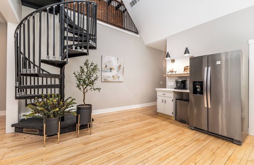 Galena Apartment | Pumpkin Spice & City Lights @ Gazette Suites On Main-Walk 2 Dining & Shopping
