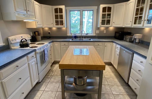 Round Pond House | Pumpkinfest Special! 300/night. Waterfront Round Pond Home