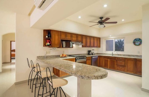 Emiliano Zapata Condo | Punta V 1 Paradise Beachfront:Steps to the Sand