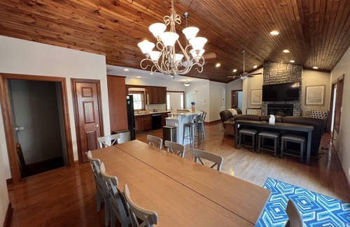 Big Creek House | Pura Vida: Updated Norris Lakefront Home w/Private Covered Dock & 2 Kayaks Inc