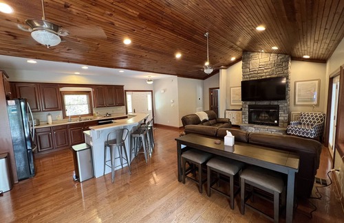 Big Creek House | Pura Vida: Updated Norris Lakefront Home w/Private Covered Dock & 2 Kayaks Inc