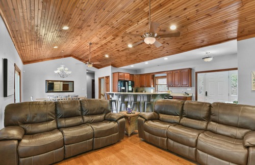 Big Creek House | Pura Vida: Updated Norris Lakefront Home w/Private Covered Dock & 2 Kayaks Inc