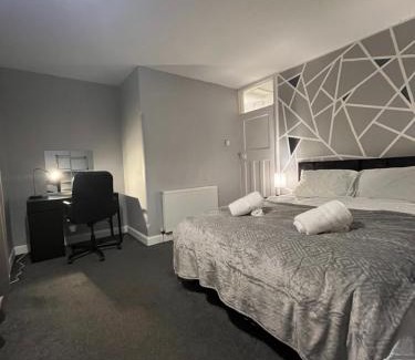 Wyken House | Purcell Guest House - Cosy Stay - Terrace - Entire 2 Story House - Contractors - Family - Sleeps 5 - 2 Kingsize or 4 Single beds - Sofa bed -