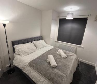 Wyken House | Purcell Guest House - Cosy Stay - Terrace - Entire 2 Story House - Contractors - Family - Sleeps 5 - 2 Kingsize or 4 Single beds - Sofa bed -