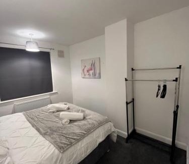 Wyken House | Purcell Guest House - Cosy Stay - Terrace - Entire 2 Story House - Contractors - Family - Sleeps 5 - 2 Kingsize or 4 Single beds - Sofa bed -