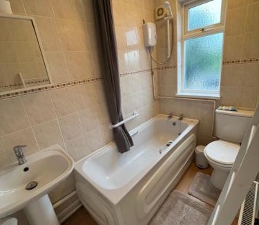 Wyken House | Purcell Guest House - Cosy Stay - Terrace - Entire 2 Story House - Contractors - Family - Sleeps 5 - 2 Kingsize or 4 Single beds - Sofa bed -