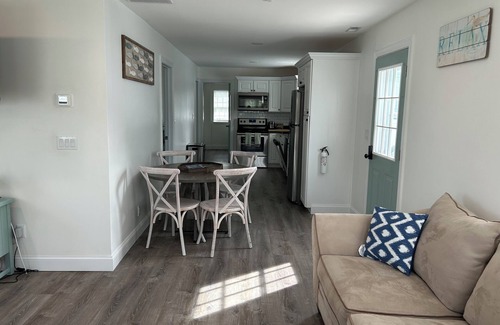 Villas House | Pure bayside bliss in a 2-bedroom house with AC, WiFi and a block from the bay.