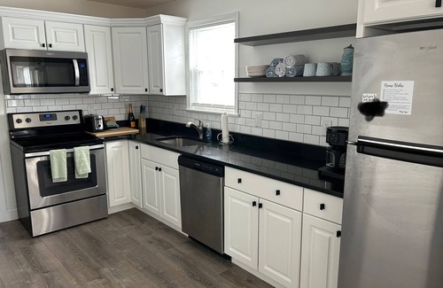 Villas House | Pure bayside bliss in a 2-bedroom house with AC, WiFi and a block from the bay.