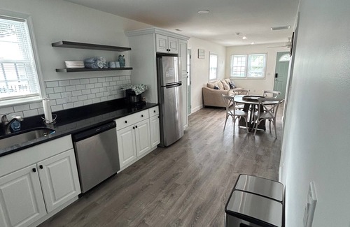 Villas House | Pure bayside bliss in a 2-bedroom house with AC, WiFi and a block from the bay.