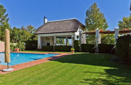 Stellenbosch Cottage | Pure indulgence on an olive farm surrounded by fynbos nature and vineyards
