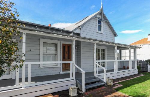 Napier House | Puriri Downtown Villa - Napier Holiday Home