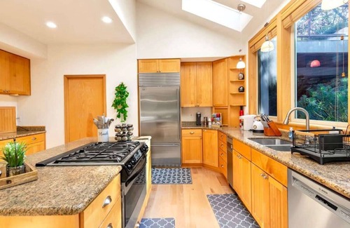 View Ridge House | Purple House w/Water View | 3 Decks | Gym | UW