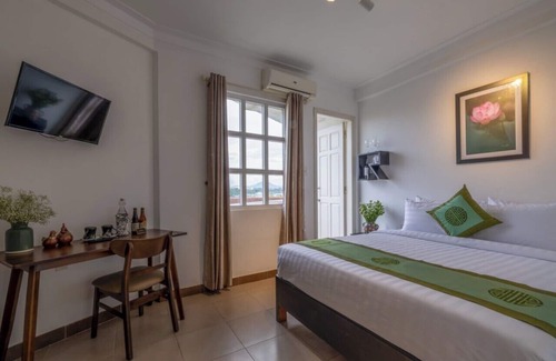 Hue City Centre Hotel | Purple Hue Charming Riverside Hotel
