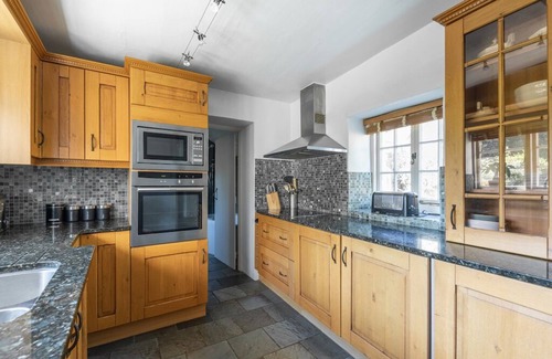 Putsborough Cottage | Putsborough Manor Cottage (4 + Cot) Dogs Tennis Beach Jacuzzi Smart TV wifi