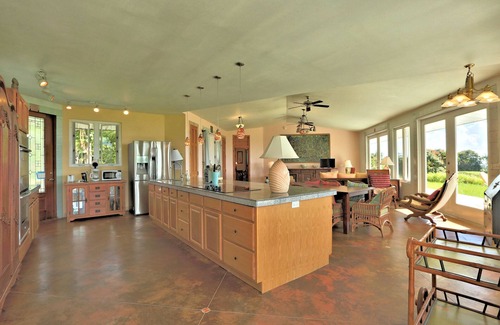 Papaikou House | Puumoi Pink House, 3 bedroom home with sunrise and ocean view.10 minutes to Hilo