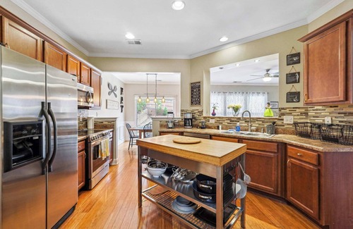 Lawrenceville House | PVT Backyard/Grt WIFI/Close to Dwntwn Lville/Slps6