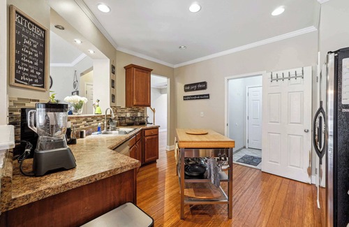 Lawrenceville House | PVT Backyard/Grt WIFI/Close to Dwntwn Lville/Slps6