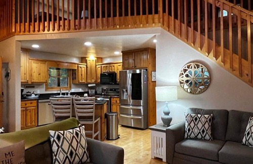 Murphy Cabin | Pvt Mountain log Cabin with Views, Hot tub, pet friendly, central location