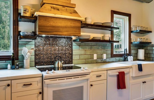 Ravenna House | Pvt Swim Pond, Hot tub, Pickleball