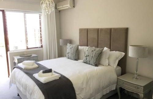 West Bank Apartment | PYRAMID HOUSE BY THE SEA