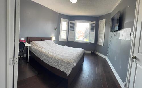 Mississauga House | Q88 luxury Sunny room