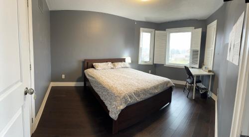Mississauga House | Q88 luxury Sunny room