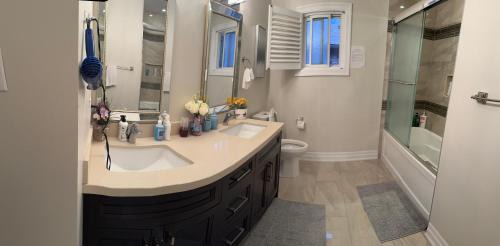 Mississauga House | Q88 luxury Sunny room
