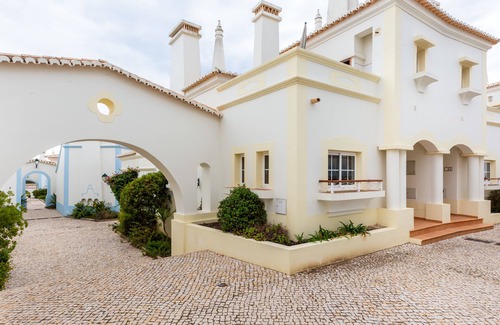 Budens Apartment | QEV - Santo António - Newly refurbished townhouse with view on the golf